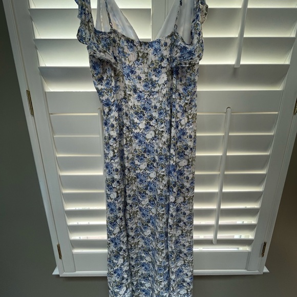 Elegant Blue and White Maxi Dress - Picture 5 of 6